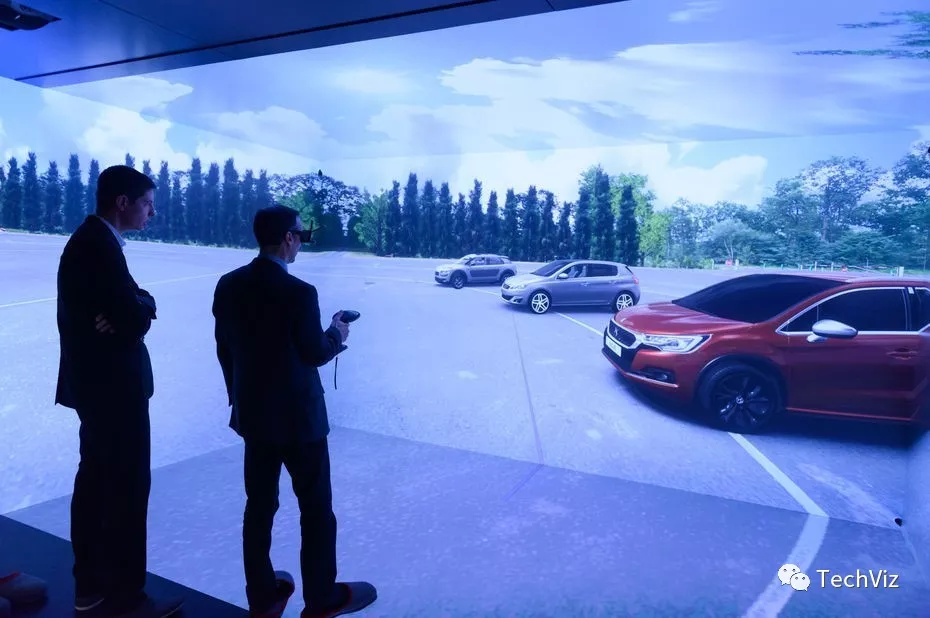 工程师们通过虚拟现实一同观摩汽车外形设计
