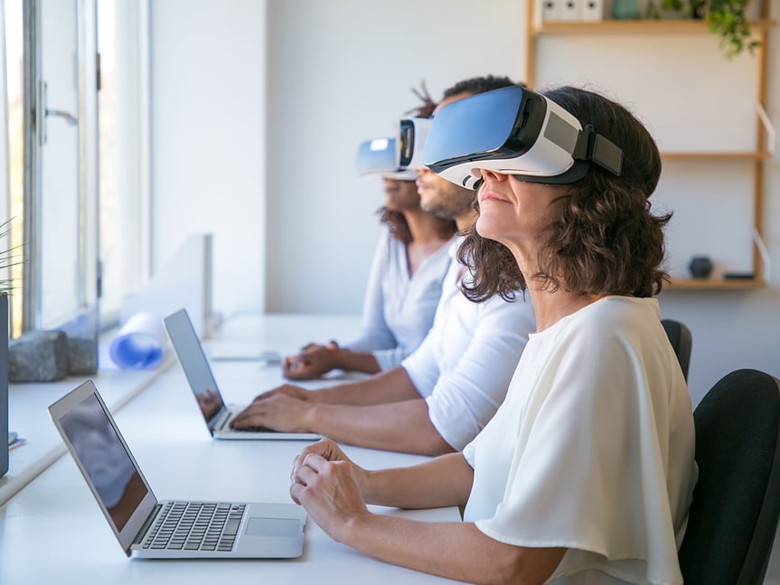 employees-training-in-virtual-reality-in-an-office