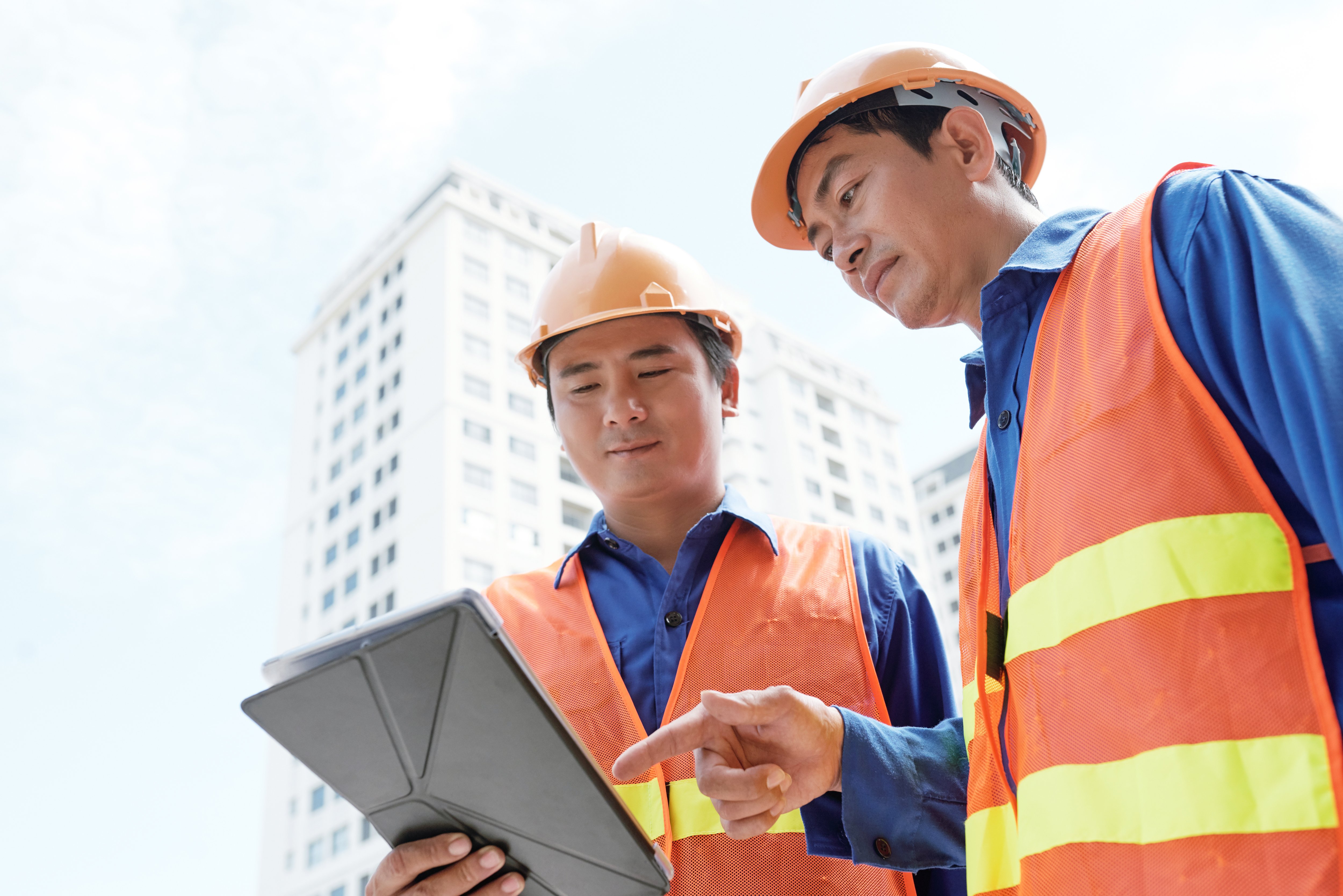 two construction worker discussing the construction process with the BIM Model